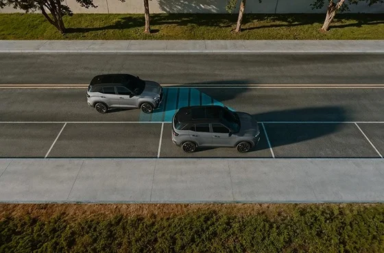 Carro moderno com sistemas ADAS ativados no painel e estrada
